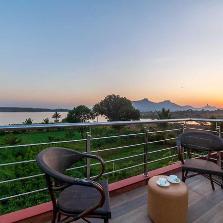 Luna Villa By Stayvista - Lakeside Charm With Terrace, Lush Lawn & Modern Decor Nashik Zewnętrze zdjęcie