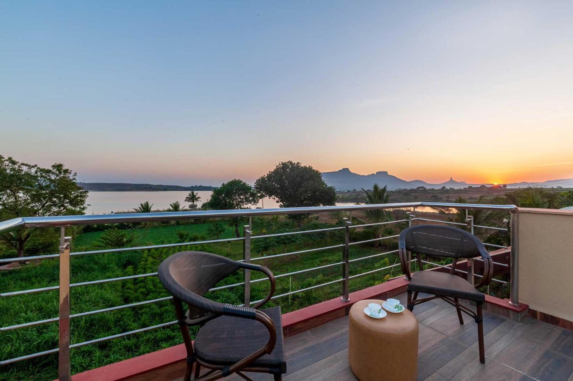 Luna Villa By Stayvista - Lakeside Charm With Terrace, Lush Lawn & Modern Decor Nashik Zewnętrze zdjęcie