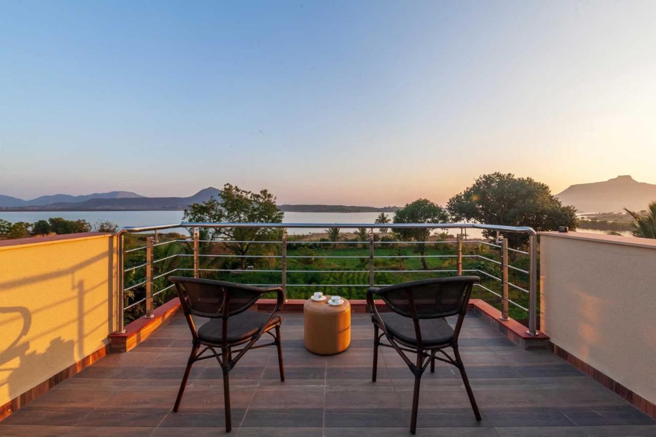 Luna Villa By Stayvista - Lakeside Charm With Terrace, Lush Lawn & Modern Decor Nashik Zewnętrze zdjęcie