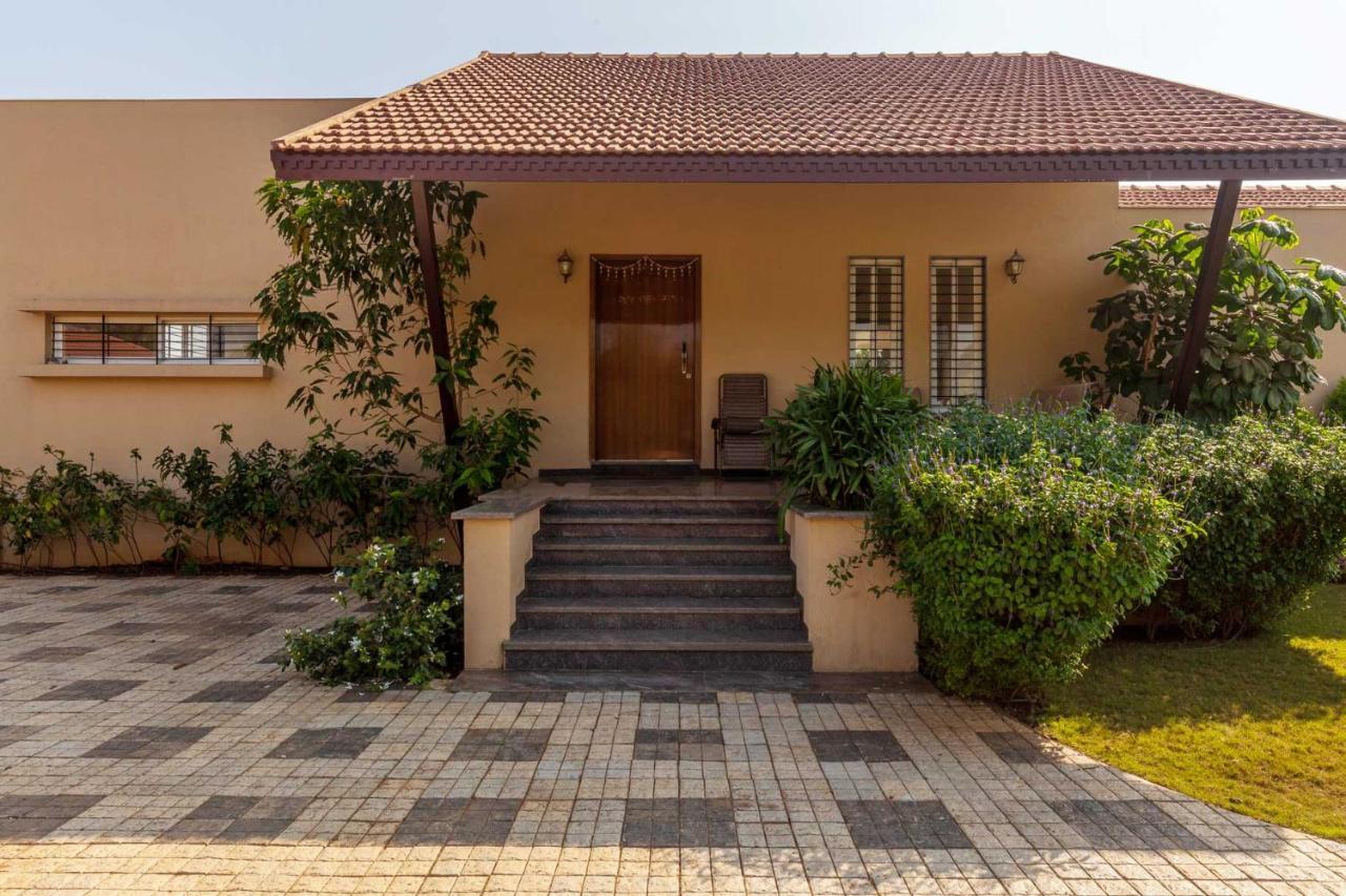 Luna Villa By Stayvista - Lakeside Charm With Terrace, Lush Lawn & Modern Decor Nashik Zewnętrze zdjęcie